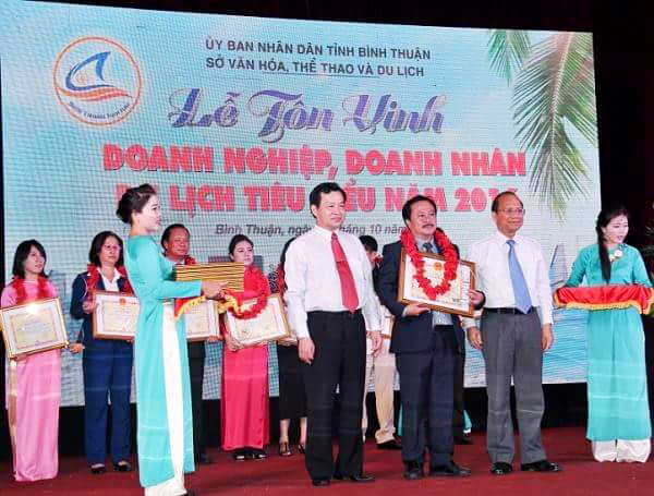 Công ty du lịch VietMark vinh dự nhận bằng khen do Chủ tịch UBND Tỉnh Bình Thuận