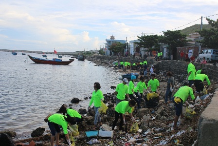 Du lịch... dọn rác ở Lý Sơn